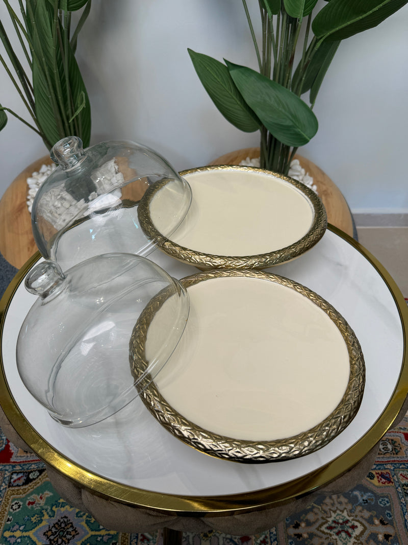plat à gâteaux en métal doré