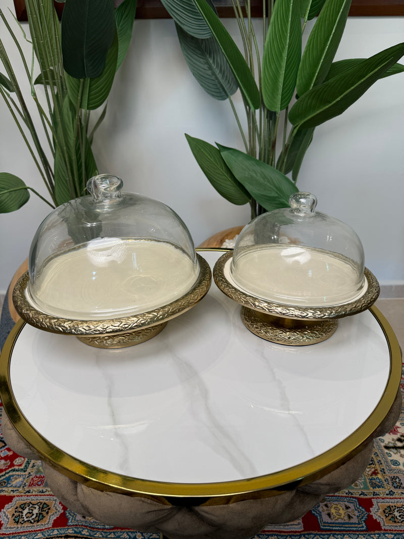 plat à gâteaux en métal doré